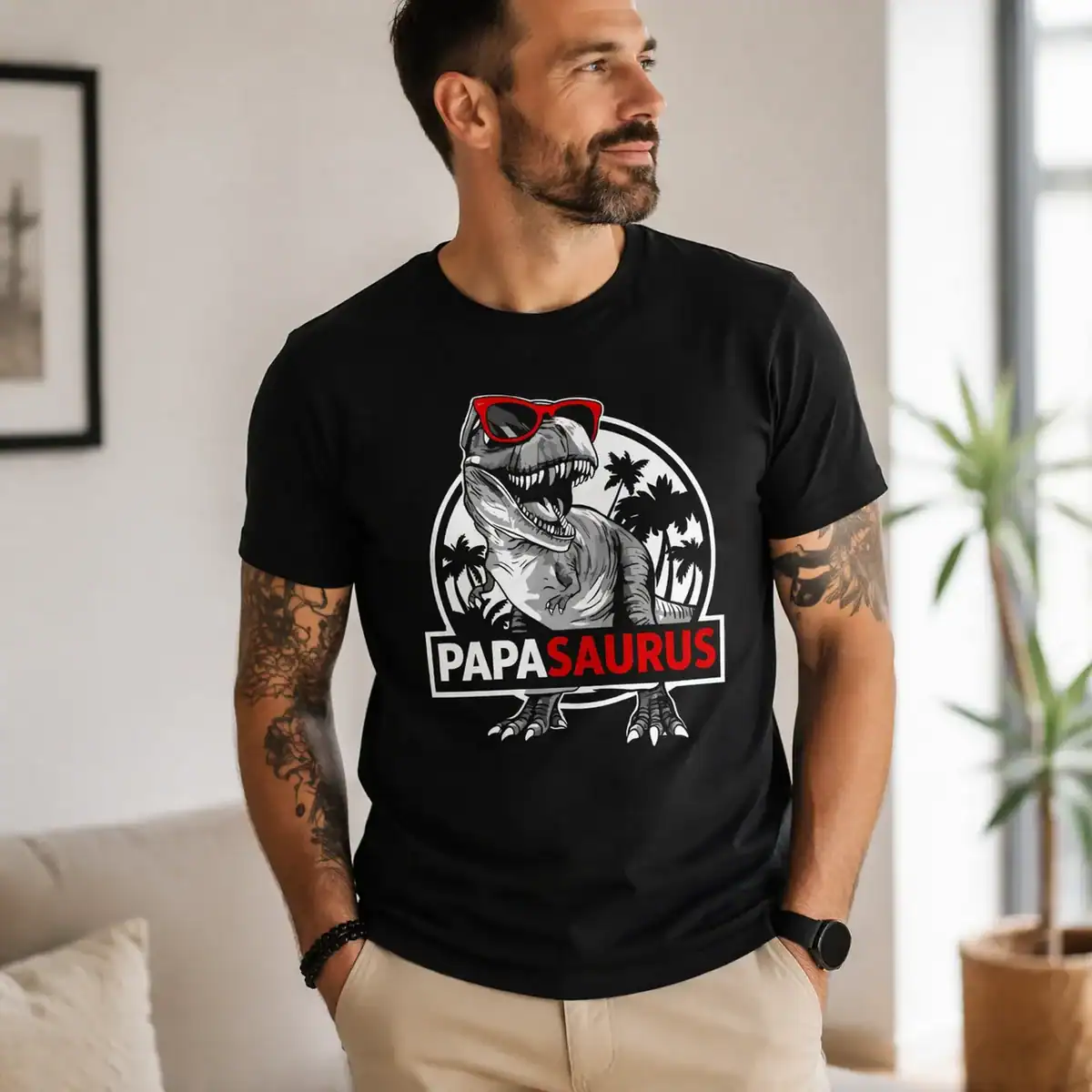 T-shirt papasaurus dinosaure porté par homme en intérieur salon
