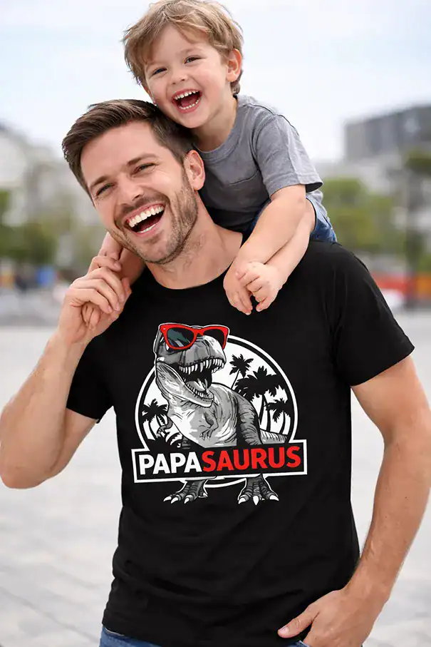papa portant tshirt papasaurus noir dinosaure lunettes rouges idee cadeau papa original