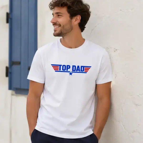 T-shirt top dad porté par homme en extérieur mur blanc