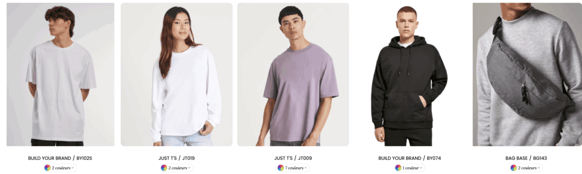 Vêtements détendus et accessoires mode sur mannequins.