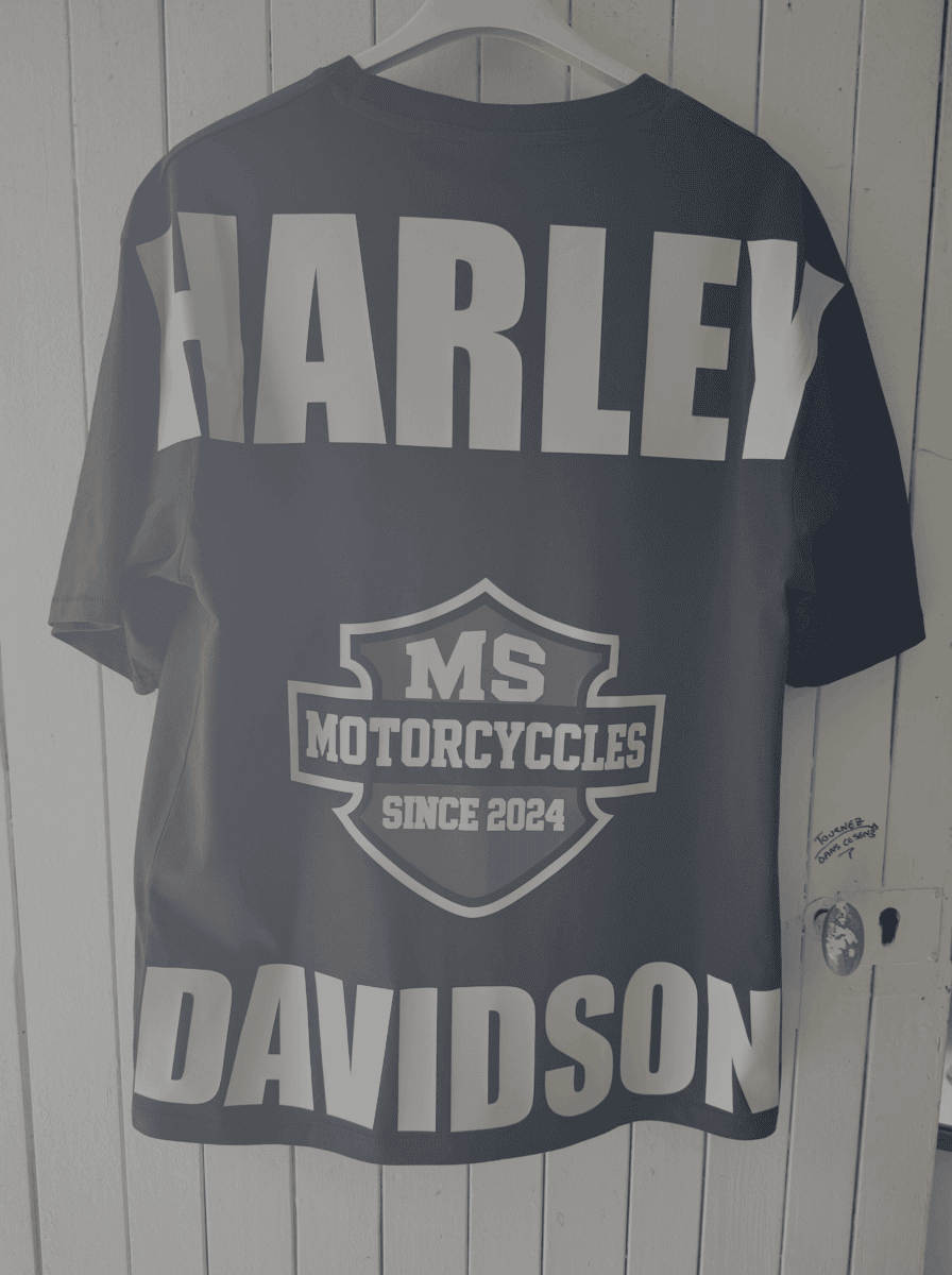 T-shirt noir Harley Davidson suspendu à un cintre.