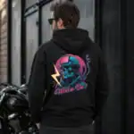 Sweat weld or die porté par homme en extérieur urbain de dos