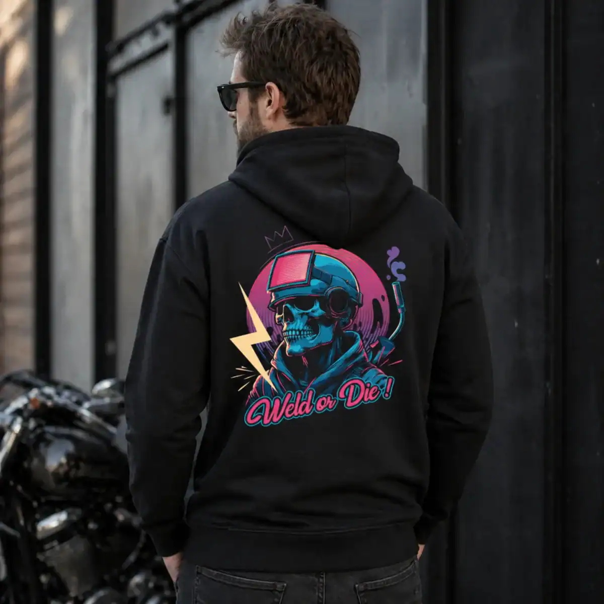 Sweat weld or die porté par homme en extérieur urbain de dos