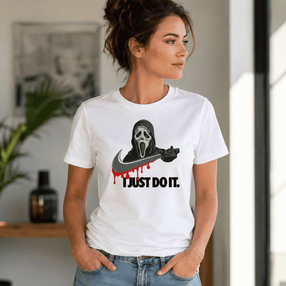 T-shirt humour masque fantôme porté par femme en intérieur lumineux