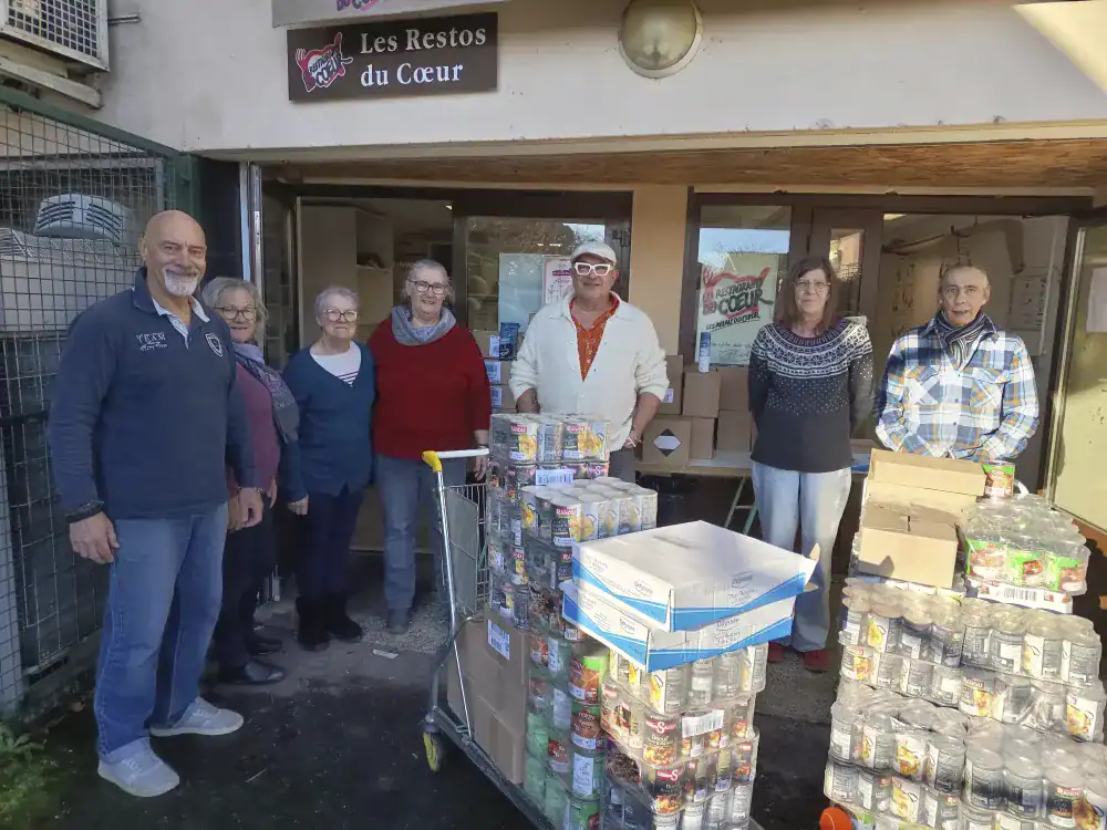 Bénévoles des Restos du Cœur d’Aire-sur-l’Adour lors de la distribution des dons issus du rassemblement solidaire de septembre 2025