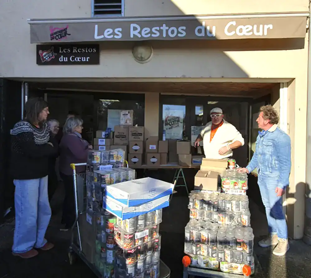 Remise officielle des dons aux Restos du Cœur d’Aire-sur-l’Adour à l’issue de l’événement solidaire automobile 2025