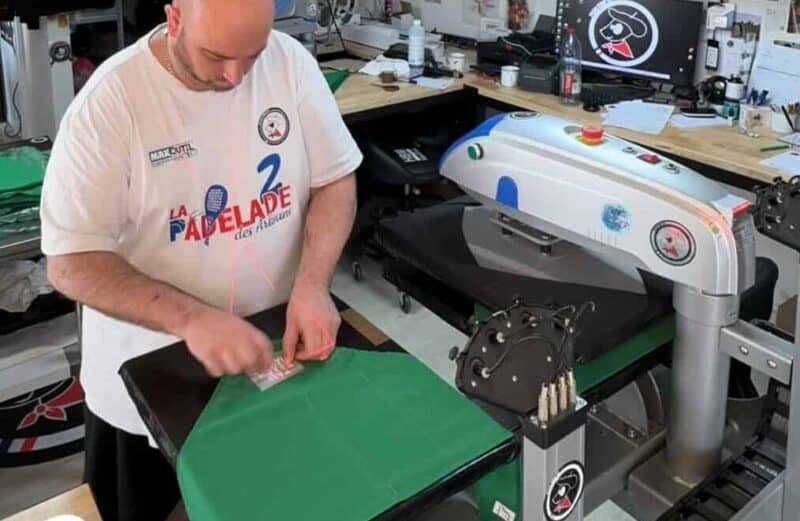La recette Pilou Shop 64 : quand la passion rencontre la qualité jerome de chez pilou shop en train de presser des bandanas pour pau bearn habitat