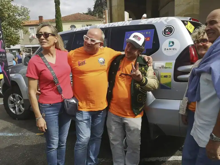 Les fils de René Metge et de Coluche réunis lors du rassemblement automobile solidaire au profit des Restos du Cœur à Aire-sur-l’Adour