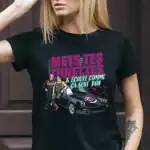 femme portant t-shirt noir imprimé citation coluche mets tes lunettes humour voiture vintage style automobile lunettes soleil