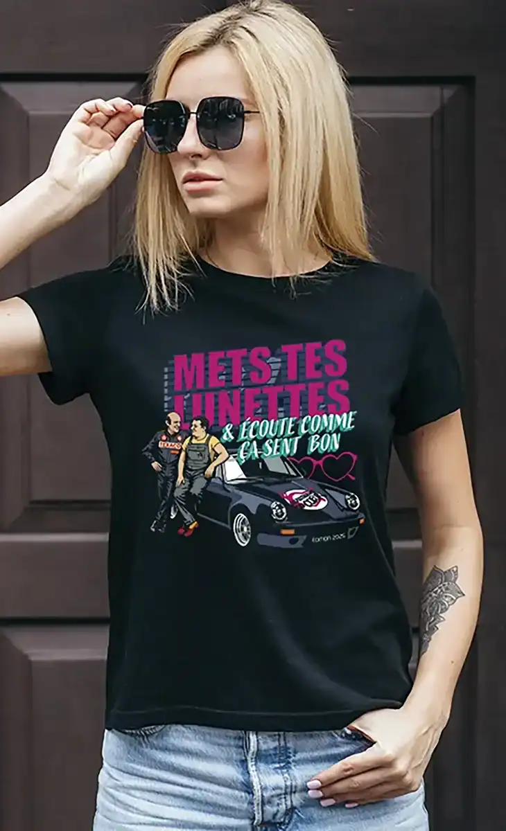 femme portant t-shirt noir imprimé citation coluche mets tes lunettes humour voiture vintage style automobile lunettes soleil