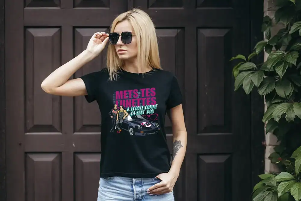 T-shirt noir Mets tes lunettes & écoute comme ça sent bon porté par une femme, édition collector événement automobile Aire-sur-l’Adour 2025