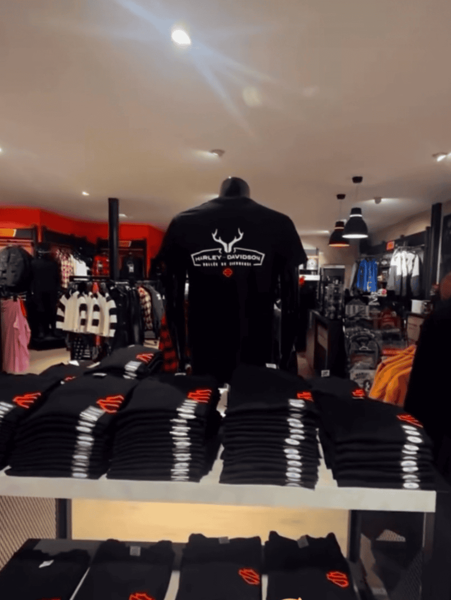 Magasin de vêtements Harley-Davidson, t-shirts noirs empilés.