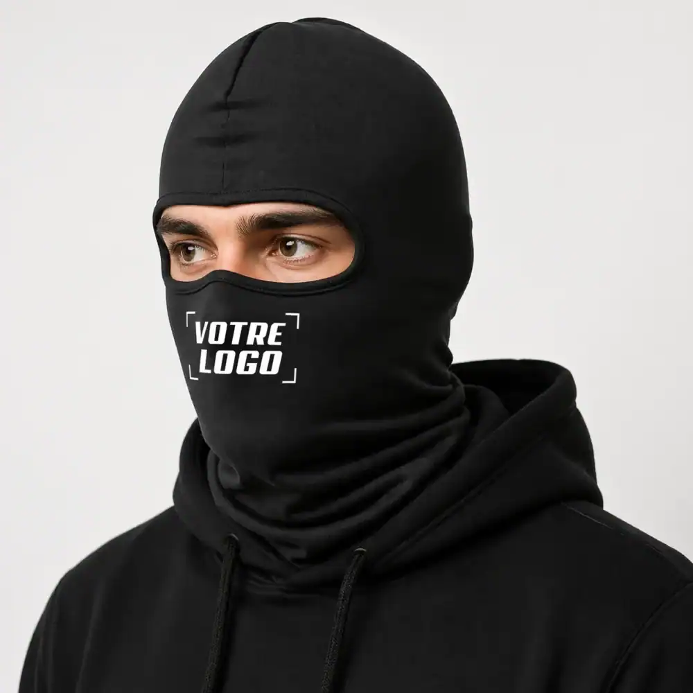 cagoule personnalisée portée homme logo personnalisé sur le visage marquage DTF textile noir pilou shop 64