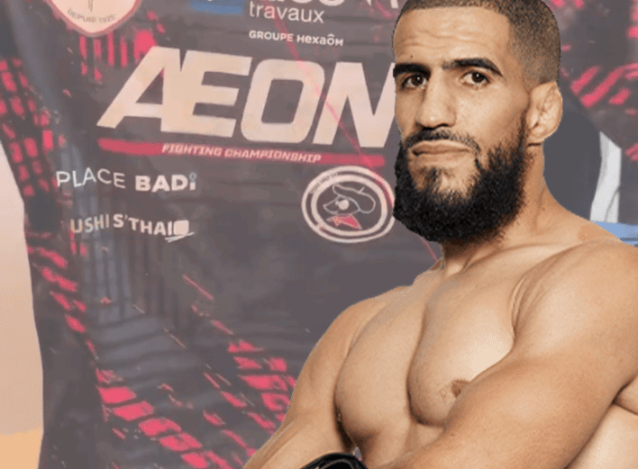 Chabane Chaibeddra alias Flyngs pose avec son maillot personnalisé AEON FCMMA réalisé à l’atelier Pilou Shop 64, avec les logos de ses sponsors et un marquage DTF ultra précis.