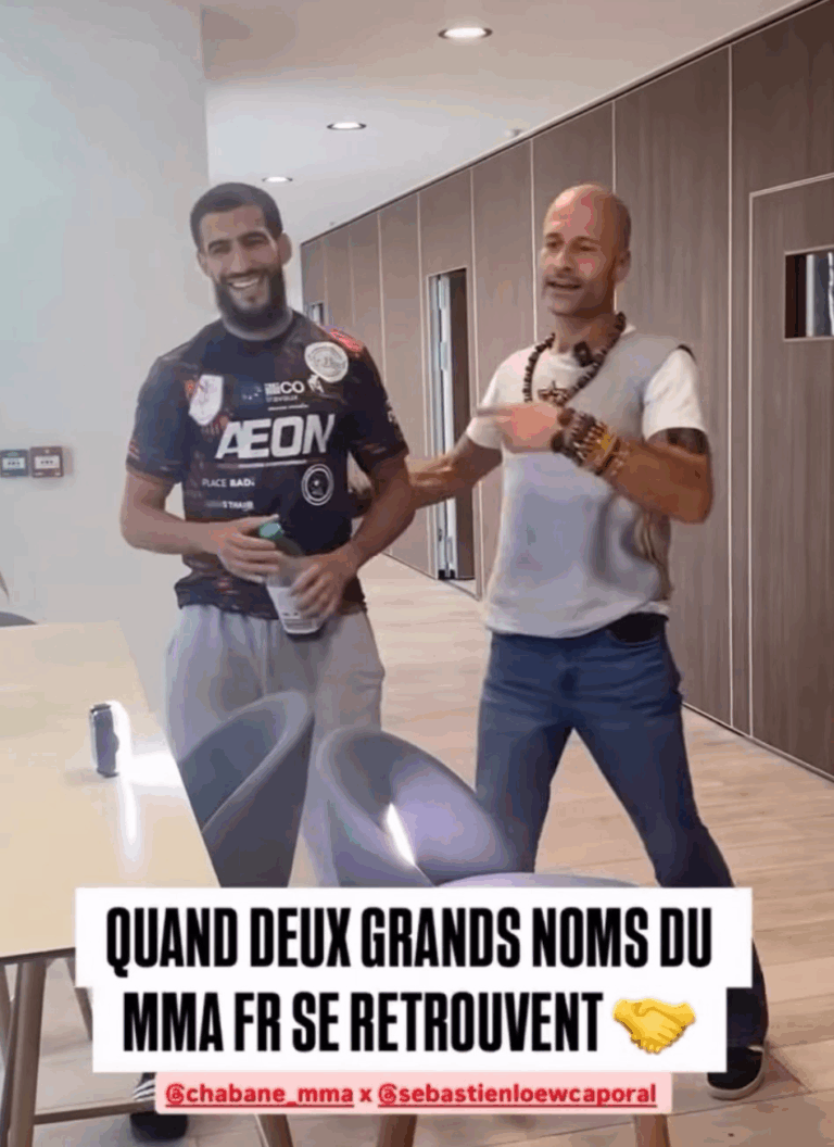 Deux athlètes du MMA français, souriants et détendus, se retrouvent dans un lieu moderne. L’un porte un t-shirt de combat noir marqué “AEON” siglé du logo pilou shop 64, l’autre une tenue décontractée avec des bracelets. Légende en bas : “Quand deux grands noms du MMA FR se retrouvent 🤝 @chabane_mma x @sebastienloewcaporal”.