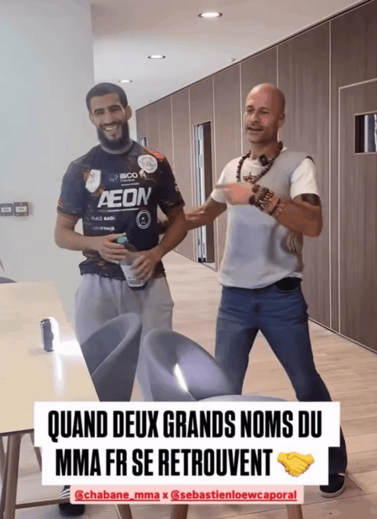 Deux athlètes du MMA français, souriants et détendus, se retrouvent dans un lieu moderne. L’un porte un t-shirt de combat noir marqué “AEON” siglé du logo pilou shop 64, l’autre une tenue décontractée avec des bracelets. Légende en bas : “Quand deux grands noms du MMA FR se retrouvent 🤝 @chabane_mma x @sebastienloewcaporal”.