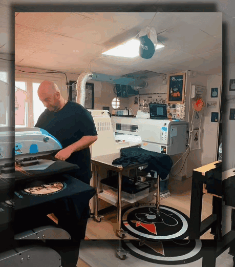 Jérôme de Pilou Shop 64 en train de presser un t-shirt en DTF ultra premium dans son atelier à Pau
