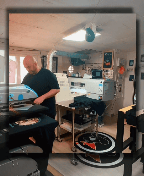 Jérôme de Pilou Shop 64 en train de presser un t-shirt en DTF ultra premium dans son atelier à Pau