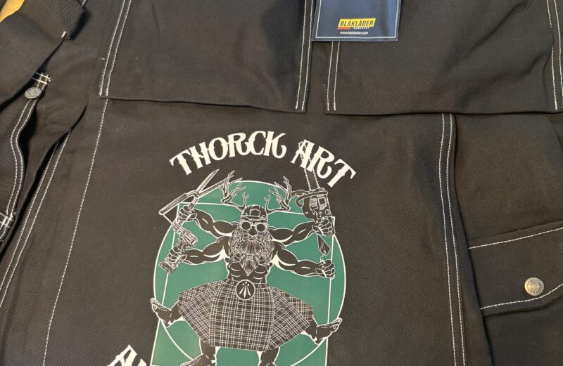 La Révolution de la Personnalisation Textile Jupe noire avec logo de construction.