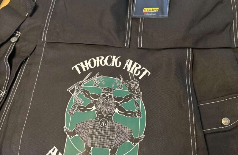 Jupe noire avec logo de construction.