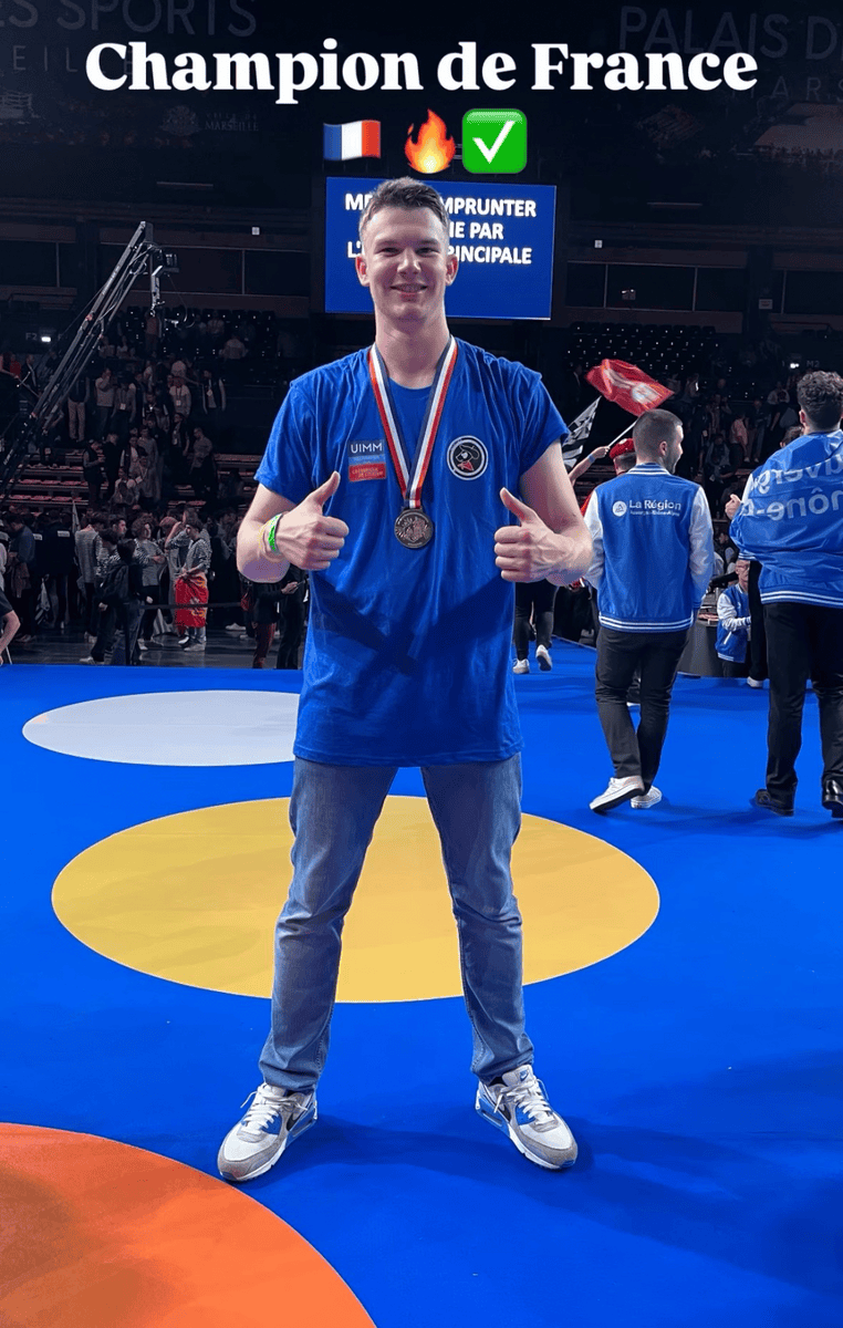 medaillé d'or avec un tshirt pilou shop aux worldskills