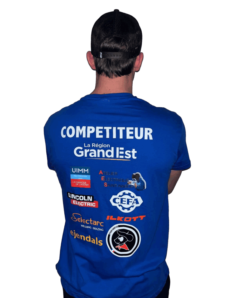 Homme avec t-shirt bleu de compétiteur, sponsors visibles.