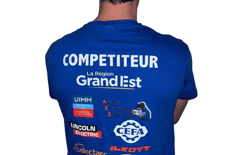 Homme avec t-shirt bleu de compétiteur, sponsors visibles.