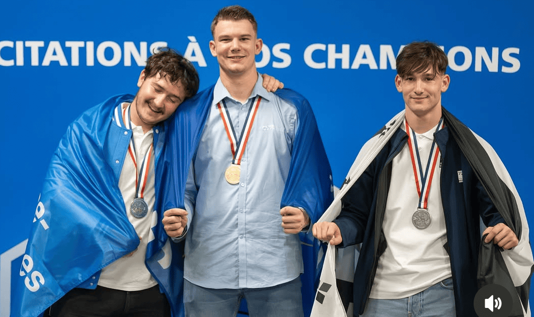 Joseph Laurent, Champion de France Worldskills 2025 en soudage, debout au centre du podium avec sa médaille d’or, entouré des deux autres lauréats médaillés d’argent, lors de la cérémonie officielle à Marseille.