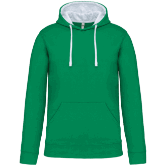 Sweat à capuche vert avec cordons blancs.