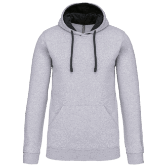 Sweat à capuche gris avec cordons noirs.