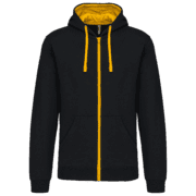 Sweat à capuche noir avec doublure et cordons jaunes.