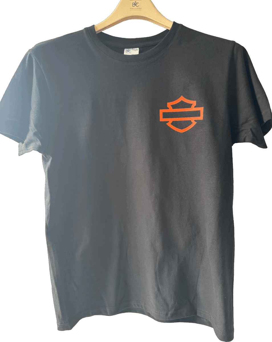 T-shirt noir avec logo orange.