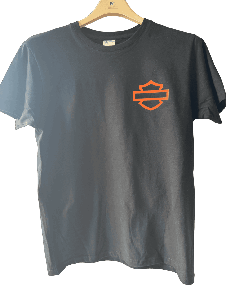 T-shirt noir avec logo orange.