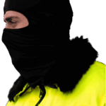 Personne masquée en veste jaune, profil.