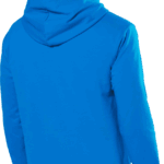 Homme portant un sweat à capuche bleu