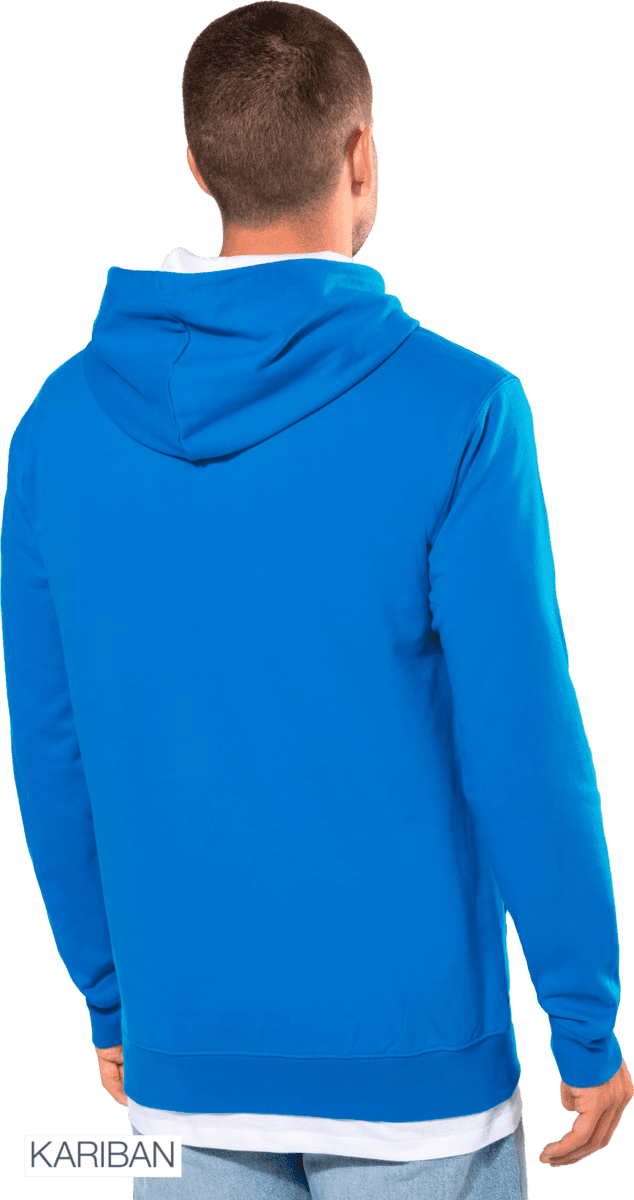 Homme portant un sweat à capuche bleu