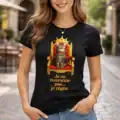 T-shirt femme noir avec chat assis sur un trône royal et inscription je ne ronronne pas je règne porté par une femme souriante en extérieur