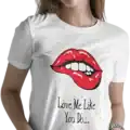 T-shirt femme blanc Love Me Like You Do avec visuel lèvres rouges graphique porté par une femme