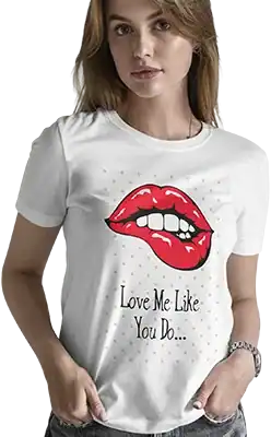T-shirt femme blanc Love Me Like You Do avec visuel lèvres rouges graphique porté par une femme