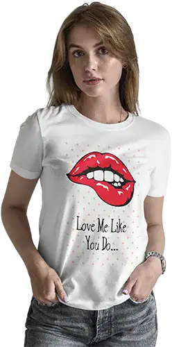 T-shirt femme blanc Love Me Like You Do avec visuel lèvres rouges graphique porté par une femme