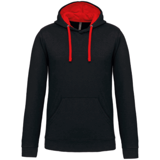 Sweat à capuche noir avec doublure rouge.