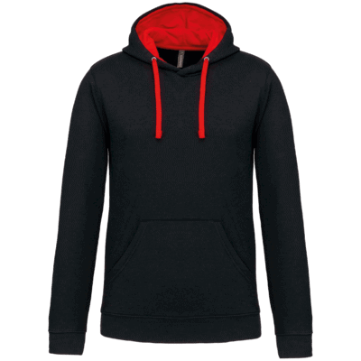 Sweat à capuche noir avec doublure rouge.