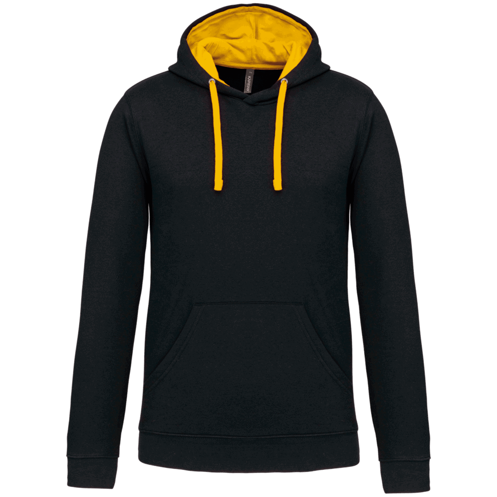 Sweat à capuche noir avec doublure et cordons jaunes.