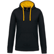 Sweat à capuche noir avec doublure et cordons jaunes.