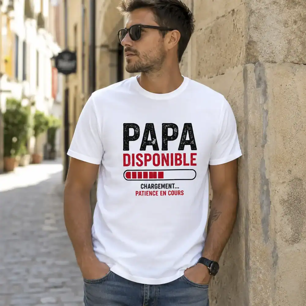 T-shirt Papa Disponible blanc porté par homme en extérieur ville