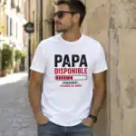 T-shirt Papa Disponible blanc porté par homme en extérieur ville