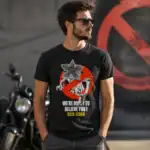 T-shirt demogorgon we’re ready to believe you porté par homme en extérieur urbain