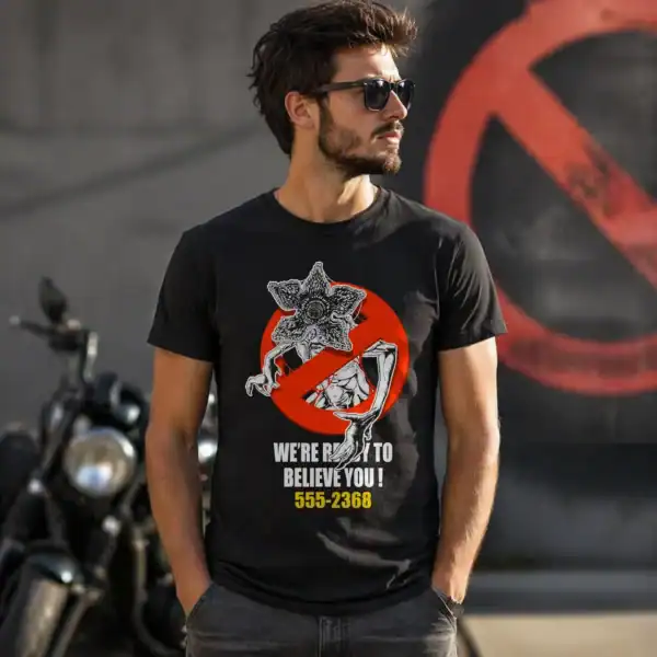 T-shirt demogorgon we’re ready to believe you porté par homme en extérieur urbain