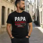 T-shirt Papa Disponible noir porté par homme en extérieur ville