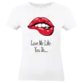 T-shirt femme blanc Love Me Like You Do avec visuel lèvres rouges graphique
